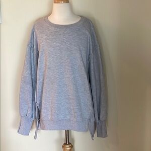 EUC~Woman’s Medium Light Gray Oversized Sweatshirt W/Side Slits & Long Sleeves